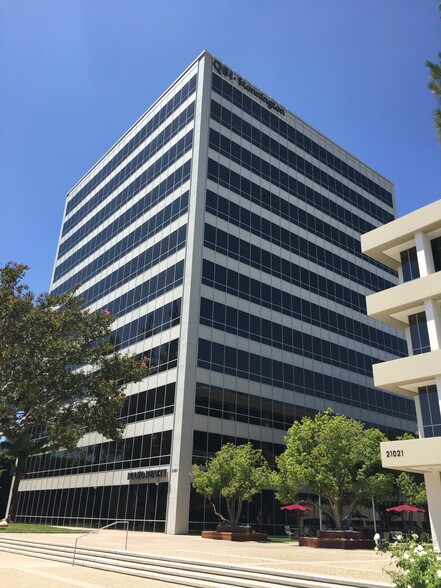 21021 Ventura Blvd, Woodland Hills, CA à louer - Photo de l’immeuble – Image 1 sur 11