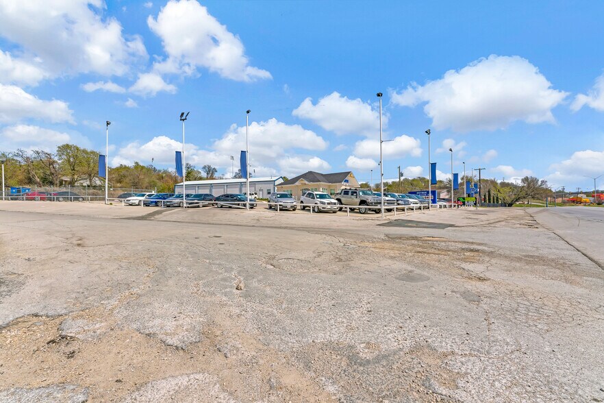 2104 Jacksboro Hwy, Fort Worth, TX à louer - Photo de l’immeuble – Image 3 sur 10