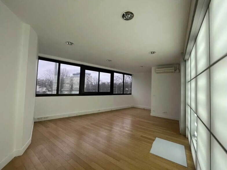 Bureau dans Gentilly à louer - Photo de l’immeuble – Image 2 sur 17