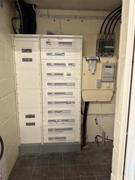 Local d'activités dans Saint-Martin-sur-le-Pré à vendre - Photo de l’immeuble – Image 3 sur 5