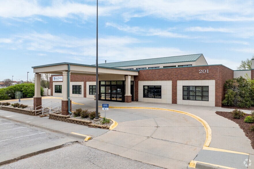 201 S 68th St Pl, Lincoln, NE à vendre - Photo de l’immeuble – Image 2 sur 6