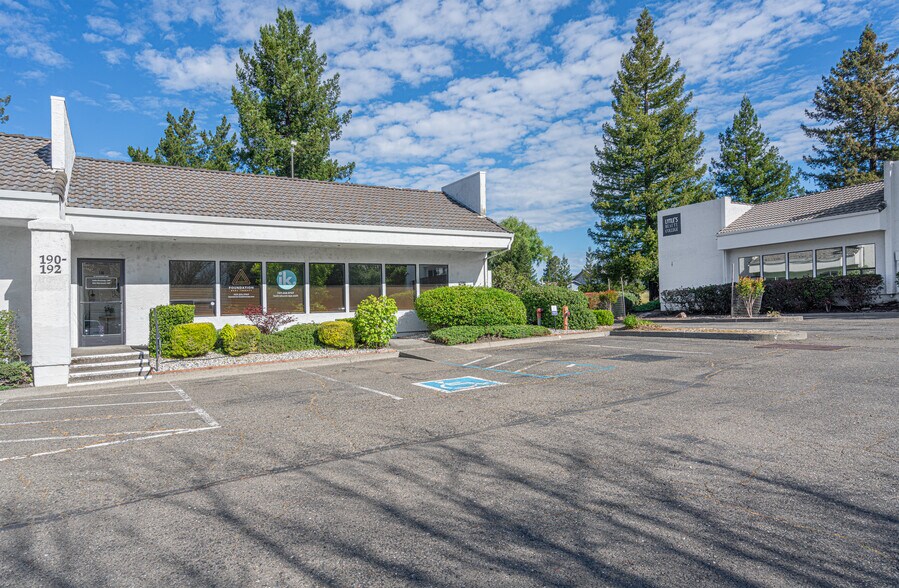 190-196 Wikiup Dr, Santa Rosa, CA à louer - Photo de l’immeuble – Image 3 sur 3