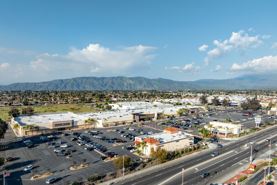 2200 W Florida Ave, Hemet, CA à louer - Photo de l’immeuble – Image 3 sur 24