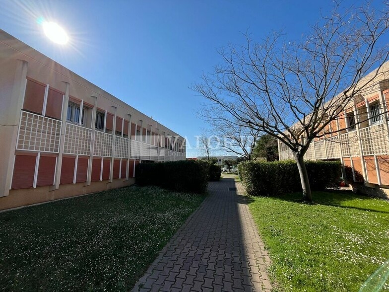 Avenue Blaise Pascal, Vitrolles à louer - Photo de l’immeuble – Image 1 sur 9