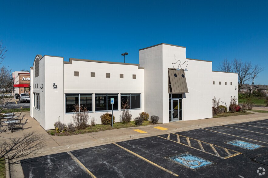 7420 W Sunset Ave, Springdale, AR à vendre - Photo principale – Image 2 sur 25