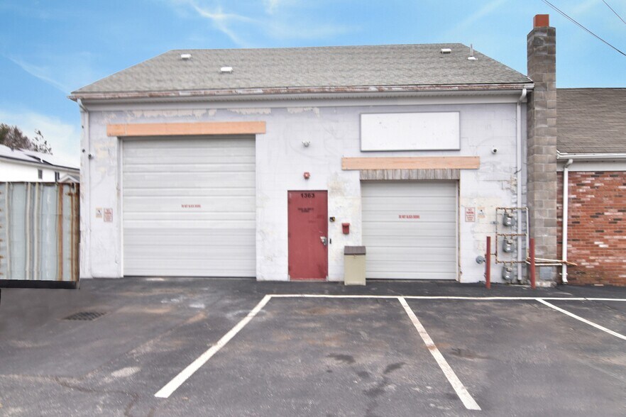 1363 Mineral Spring Ave, North Providence, RI à louer - Photo de l’immeuble – Image 1 sur 23