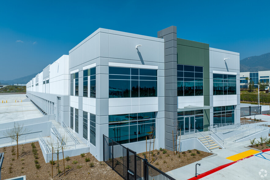5770 N Industrial Pky, San Bernardino, CA à louer - Photo de l’immeuble – Image 1 sur 7