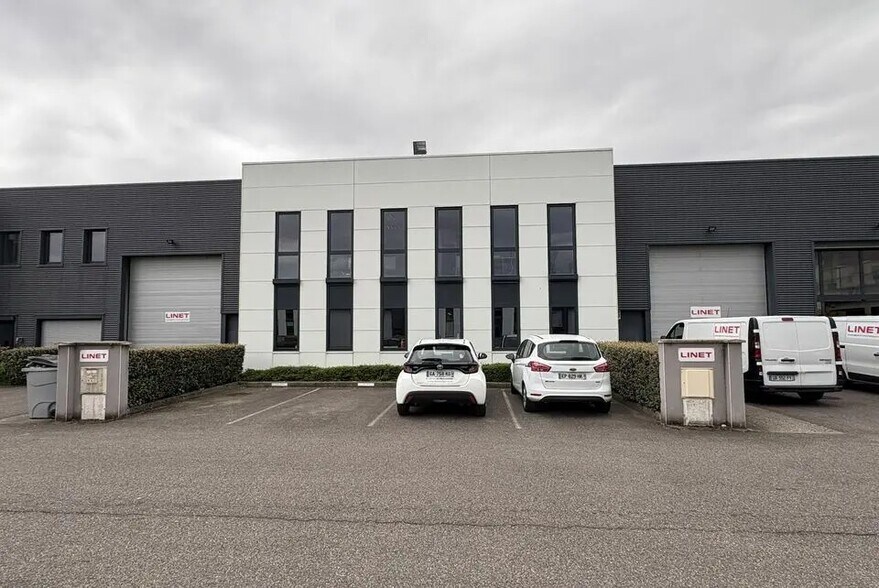 Local d'activités dans Vénissieux à vendre - Photo de l’immeuble – Image 1 sur 1