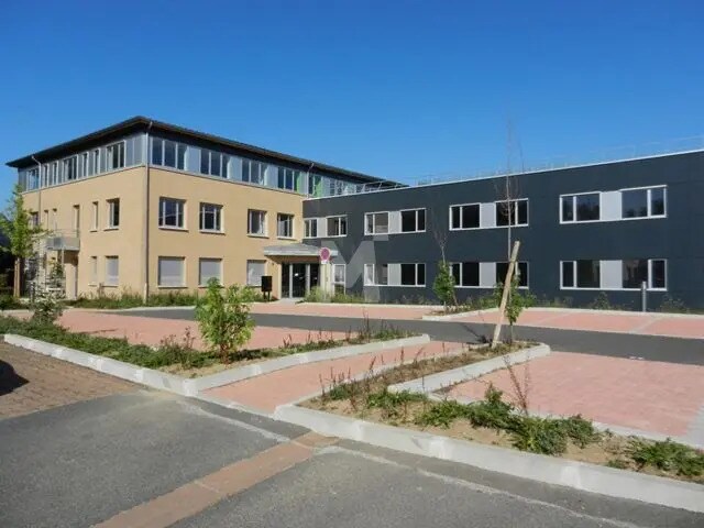 Bureau dans Savigny-le-Temple à louer - Photo de l’immeuble – Image 1 sur 7