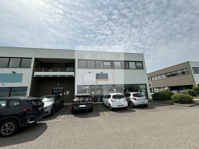 Plus de détails pour 470 Route Du Tilleul, Cailloux-sur-Fontaines - Bureau à louer