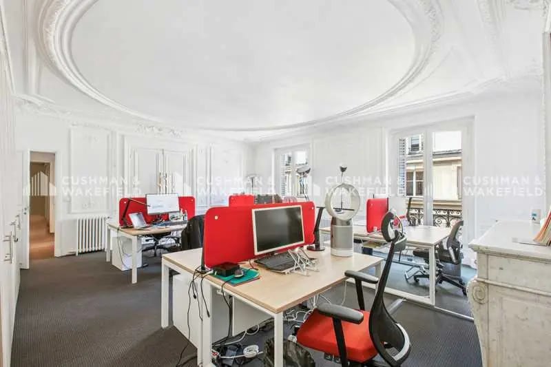 54 Rue De Ponthieu, Paris à louer - Photo de l’immeuble – Image 2 sur 14