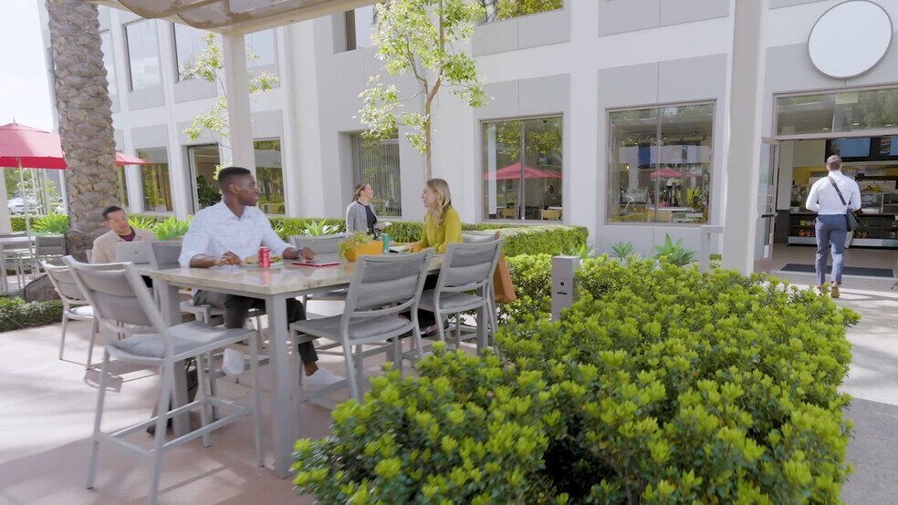 200 Commerce Dr, Irvine, CA à louer - Vidéo sur l’annonce professionnelle – Image 2 sur 35