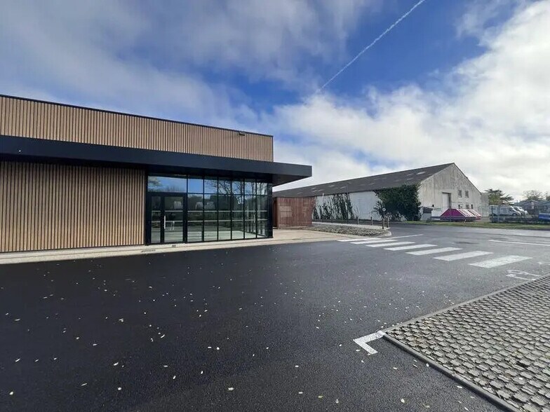 Local d’activités dans Sainte-Eulalie à louer - Photo de l’immeuble – Image 2 sur 5