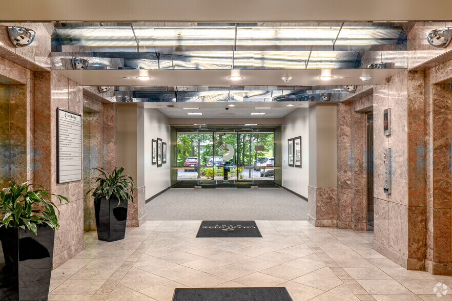 5855 Executive Center Dr, Charlotte, NC à louer - Hall d’entrée – Image 2 sur 18