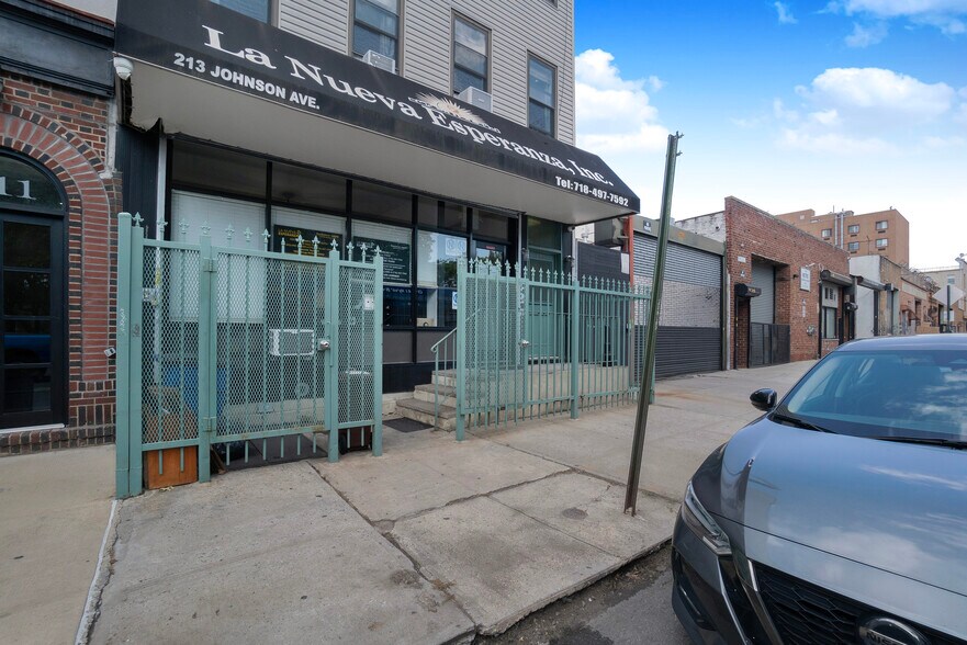213 Johnson Ave, Brooklyn, NY à vendre - Photo de l’immeuble – Image 2 sur 17