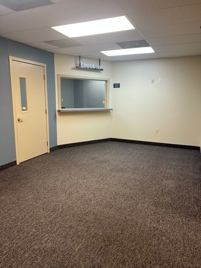 401-423 Coventry Dr, Phillipsburg, NJ 08865 - Lot 409 - - Hall d’entrée - Image 1 of 10