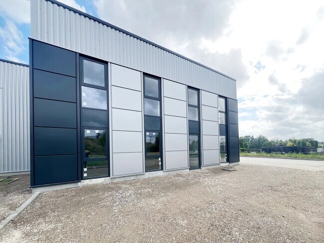 Plus de détails pour Local d'activités à louer