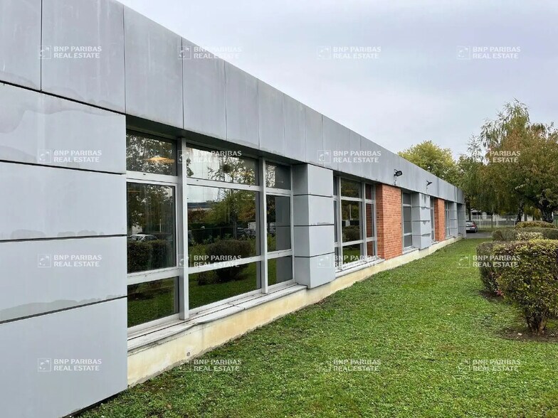 Local d'activités dans Lisses à vendre - Photo principale – Image 1 sur 10