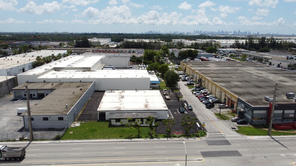 4301 NW 72nd Ave, Miami, FL à louer - Photo principale – Image 2 sur 16