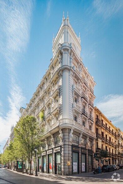 Immeuble residentiel dans Madrid, Madrid à vendre - Photo de l’immeuble – Image 2 sur 3