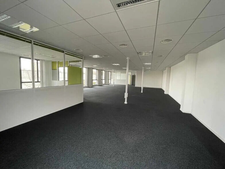 Bureau dans Compiègne à louer - Photo de l’immeuble – Image 1 sur 8