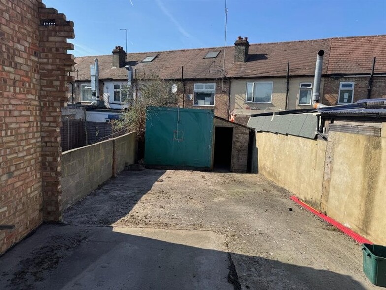 287 Hall Ln, Londres à vendre - Photo de l’immeuble – Image 2 sur 2