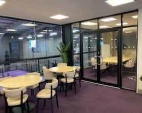 1 Triumph Rd, Londres à louer Photo intérieure– Image 2 sur 4