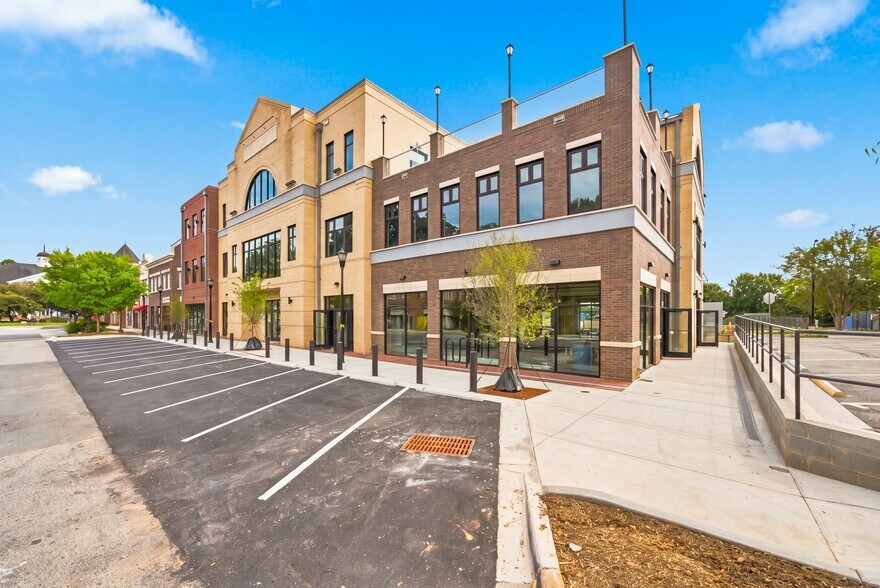 126 Matthews Station St, Matthews, NC à louer - Photo de l’immeuble – Image 3 sur 45