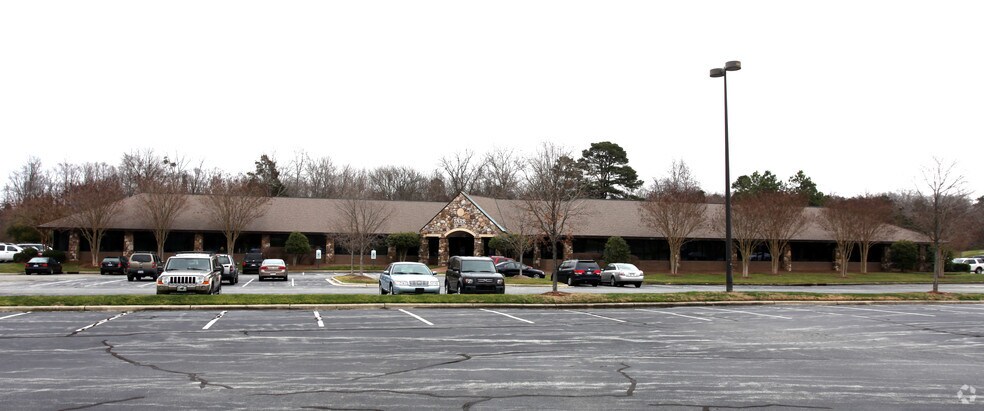 4194 Mendenhall Oaks Pky, High Point, NC à louer - Photo de l’immeuble – Image 1 sur 7