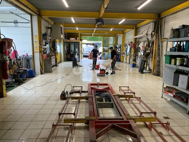 Plus de détails pour Local d’activités à vendre