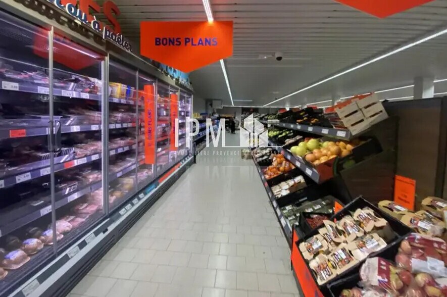 Local commercial dans Saint-Martin-de-Crau à louer - Photo de l’immeuble – Image 3 sur 6