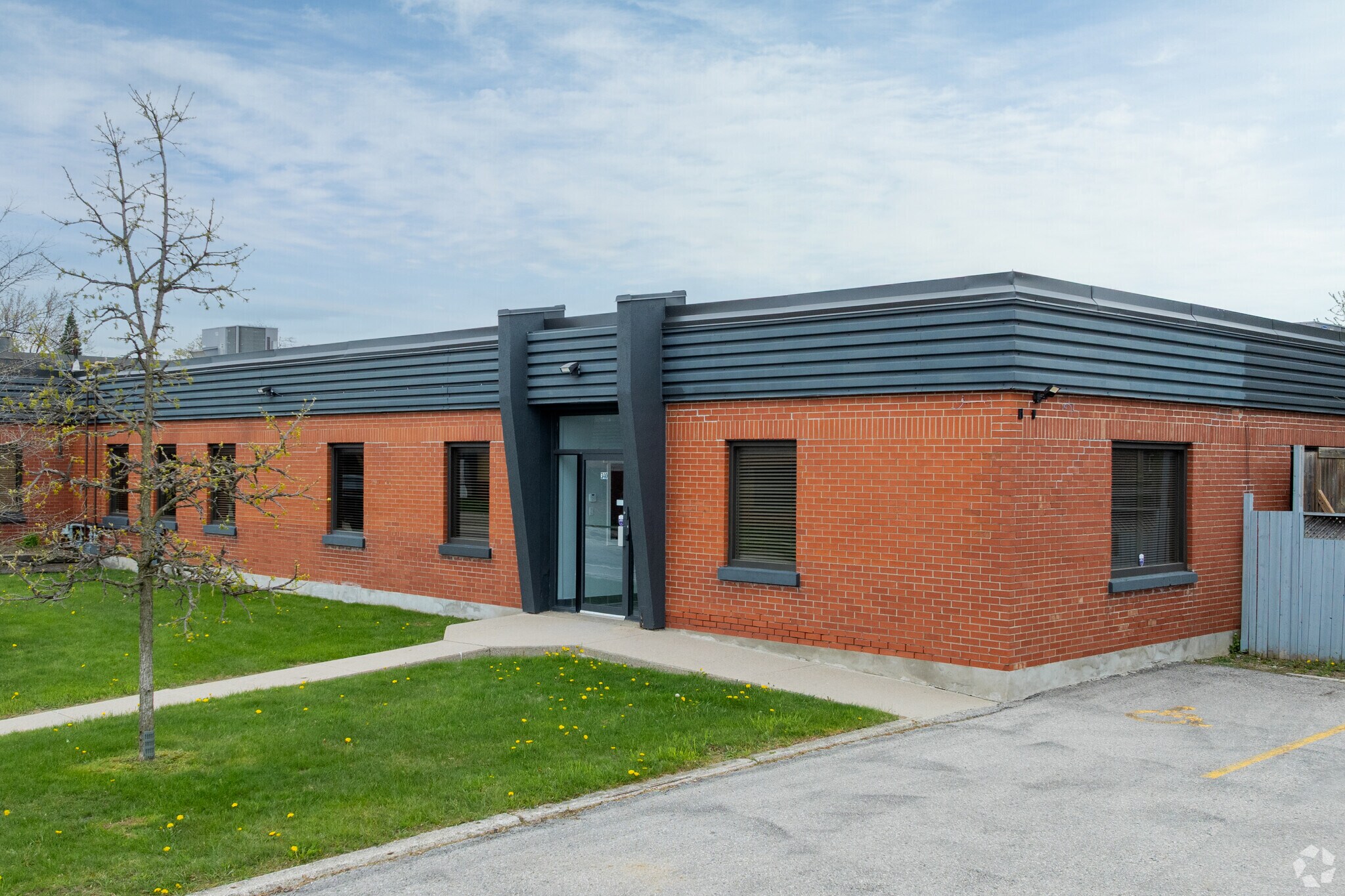 340 Saskatoon St, London, ON à louer Photo principale– Image 1 sur 25