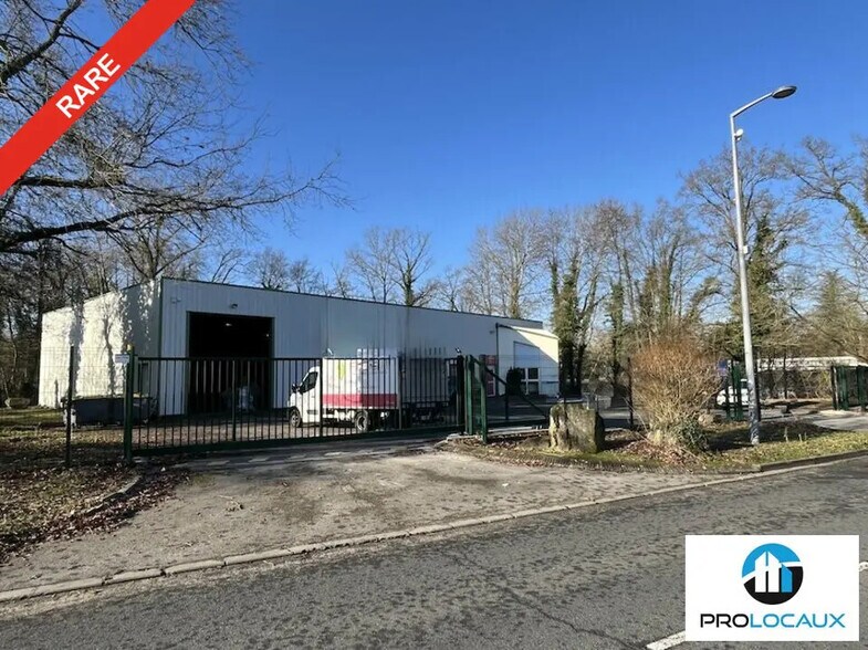 Local d'activités dans Verneuil-en-Halatte à vendre - Photo de l’immeuble – Image 1 sur 12