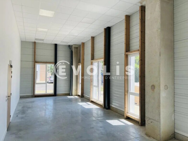 Local d’activités dans Moissy-Cramayel à louer - Photo de l’immeuble – Image 3 sur 6