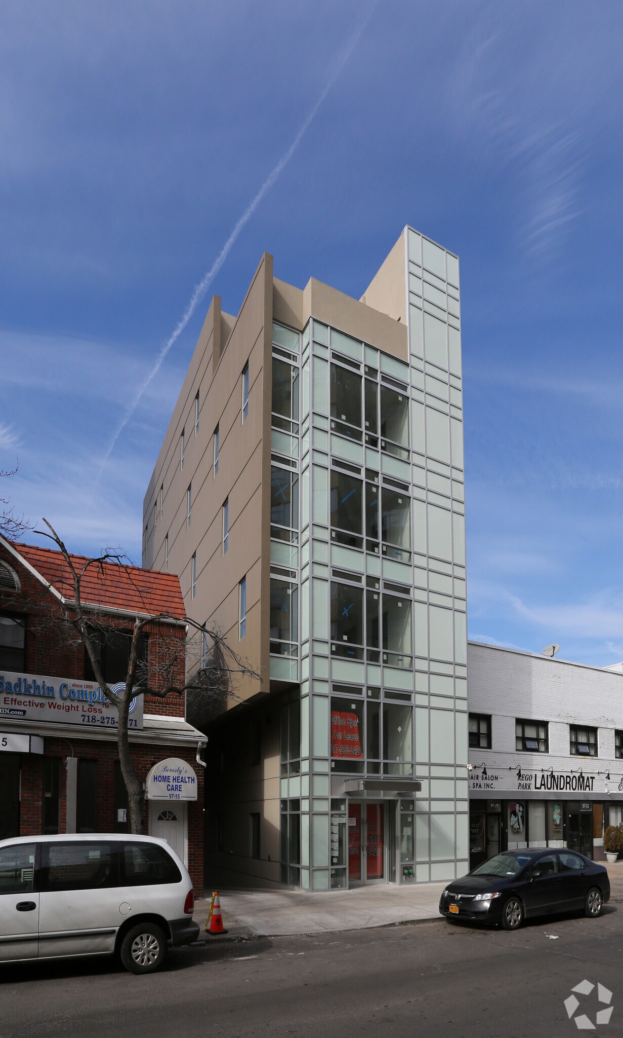 9717 64th Rd, Rego Park, NY à louer Photo principale– Image 1 sur 16