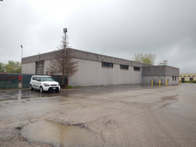 16450 W Rogers Dr, New Berlin, WI à vendre - Photo de l’immeuble – Image 2 sur 14