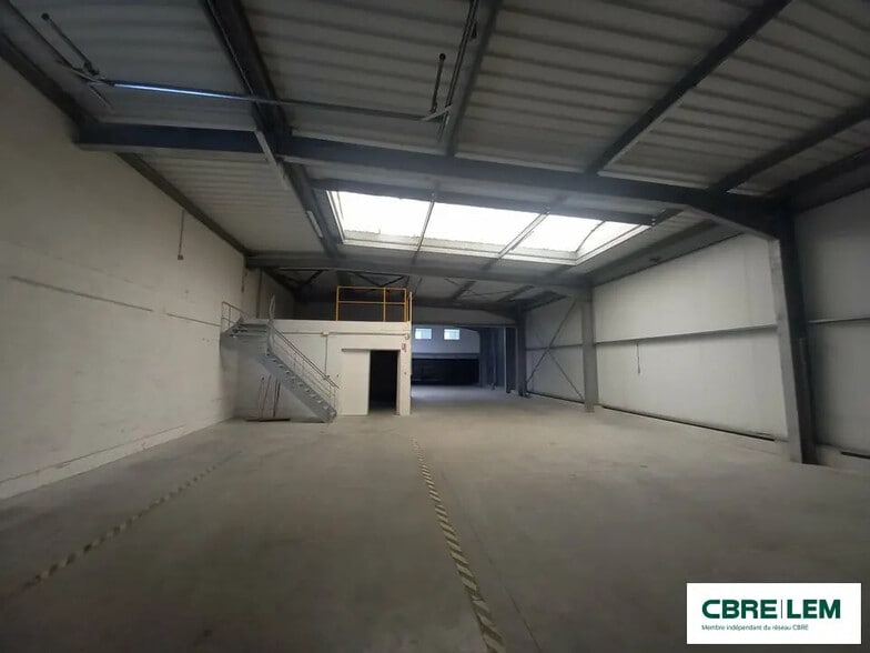 Local d’activités dans Cormelles-le-Royal à louer - Photo intérieure – Image 1 sur 7