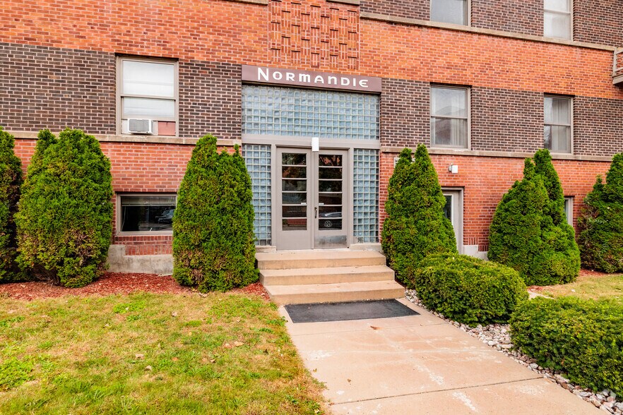 3777 Boul Décarie, Montréal, QC à vendre - Photo de l’immeuble – Image 2 sur 3