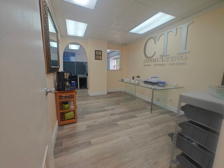 600 SW 4th Ave, Fort Lauderdale, FL à louer - Hall d’entrée – Image 2 sur 7