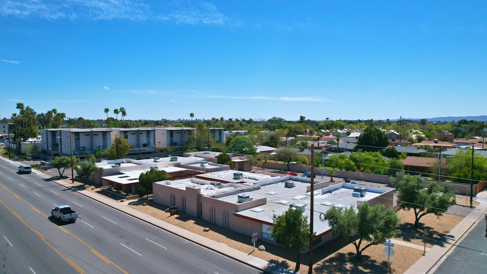 2701 E Thomas Rd, Phoenix, AZ à louer - Photo de l’immeuble – Image 2 sur 3