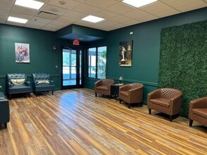 3715-3733 N Business Dr, Fayetteville, AR à louer Photo intérieure– Image 1 sur 9