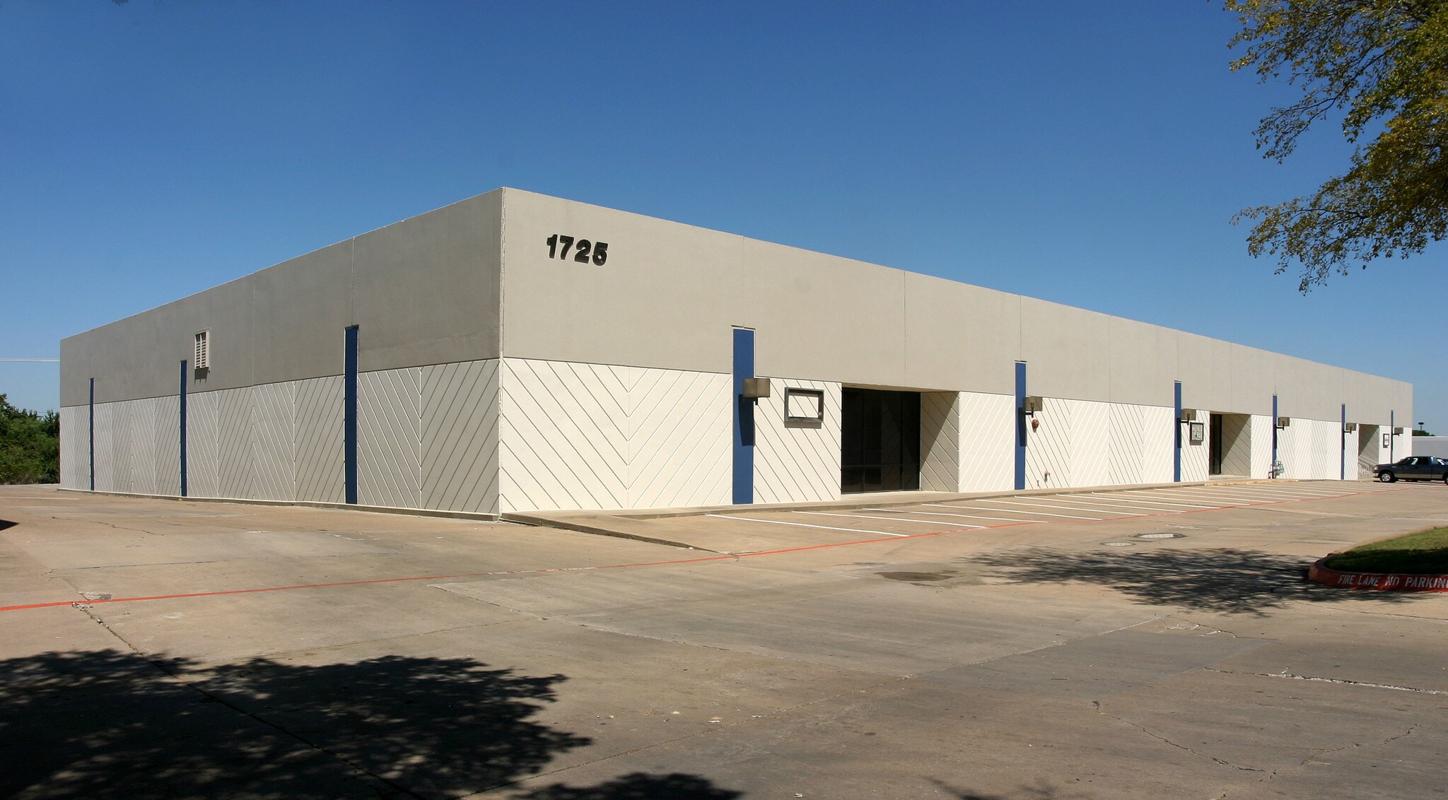 1725 Hurd Dr, Irving, TX à louer Photo principale– Image 1 sur 3