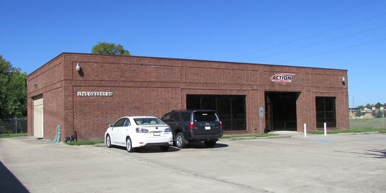 1745 Greens Rd, Houston, TX à vendre Photo de l’immeuble– Image 1 sur 7