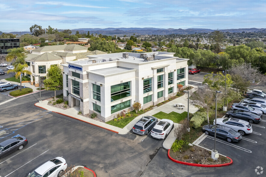 940 Canterbury Pl, Escondido, CA à louer - Photo de l’immeuble – Image 2 sur 5