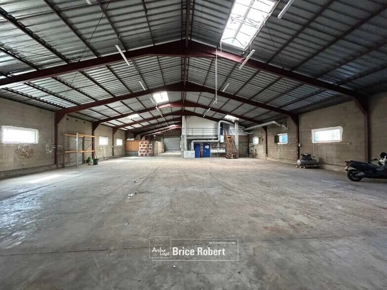 Local d’activités dans Irigny à louer - Photo de l’immeuble – Image 3 sur 7