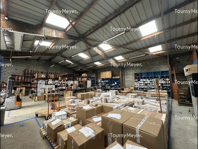 Plus de détails pour Local d'activités à louer