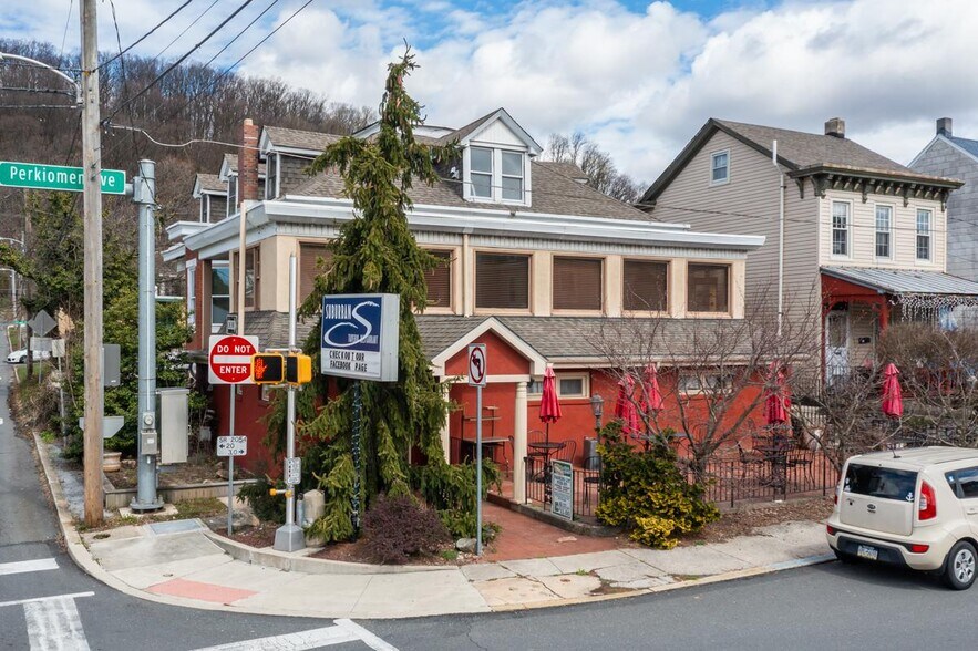 2201 Perkiomen Ave, Mount Penn, PA à vendre - Photo principale – Image 1 sur 47