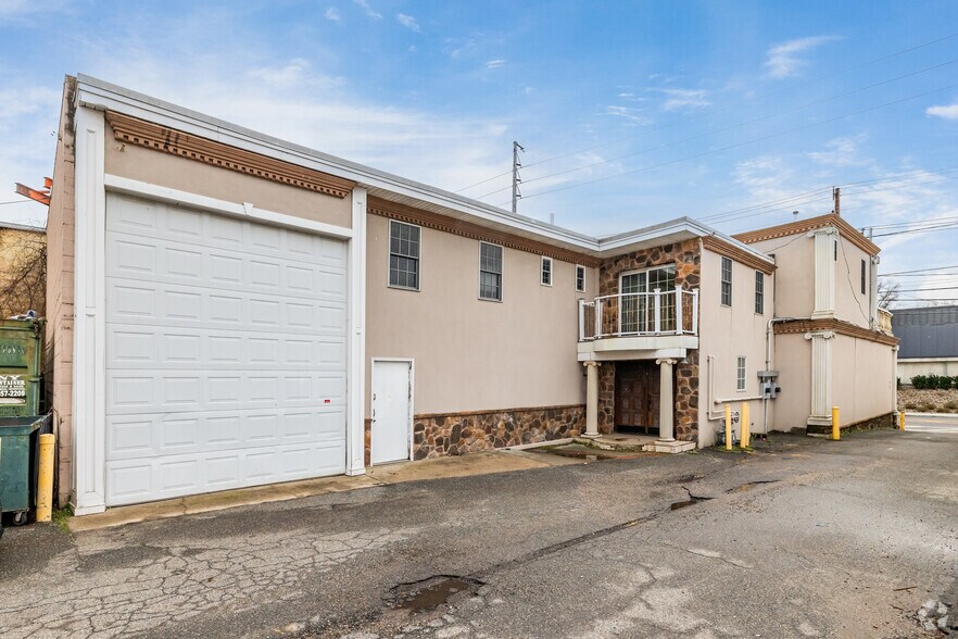 349 Union Ave, Westbury, NY à vendre - Photo de l’immeuble – Image 3 sur 15