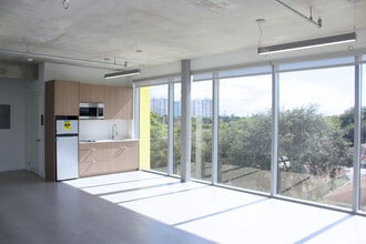 18501 NE 25th Ct, North Miami Beach, FL à louer Photo de l’immeuble– Image 2 sur 11