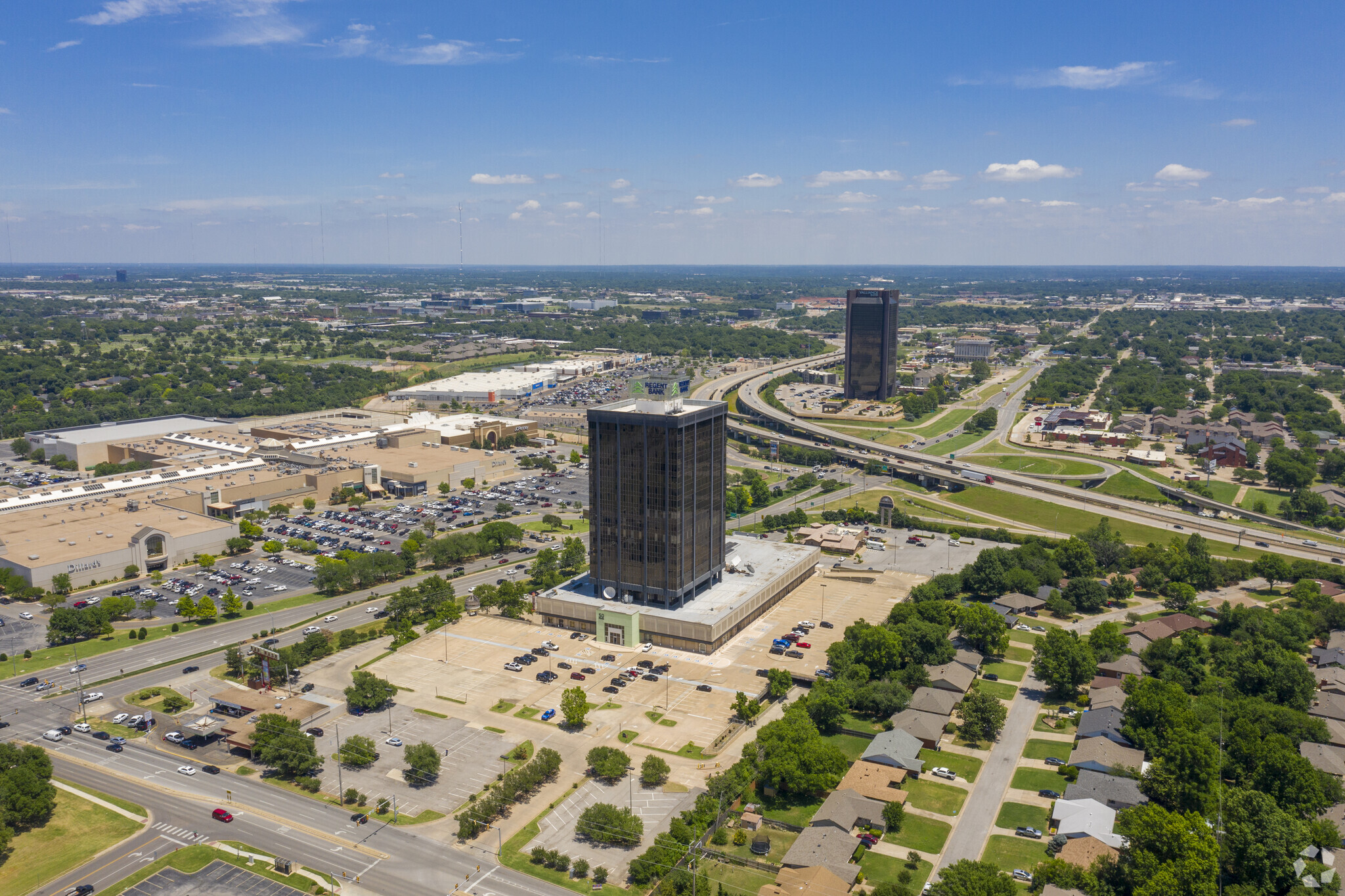 1900 NW Expressway, Oklahoma City, OK à louer Aérien– Image 1 sur 24